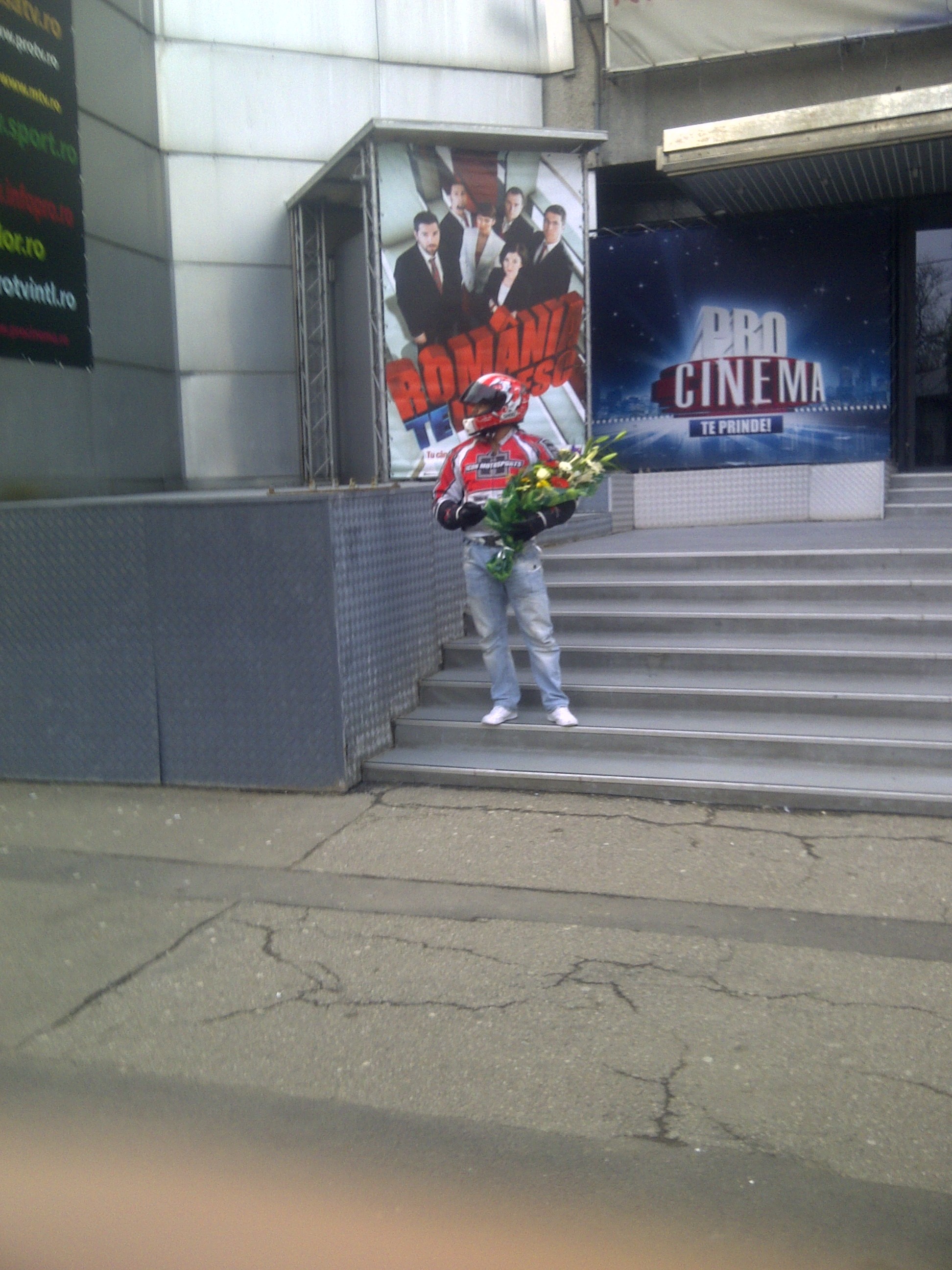 Motociclistul misterios a asteptat-o pe Ilinca ore in sir