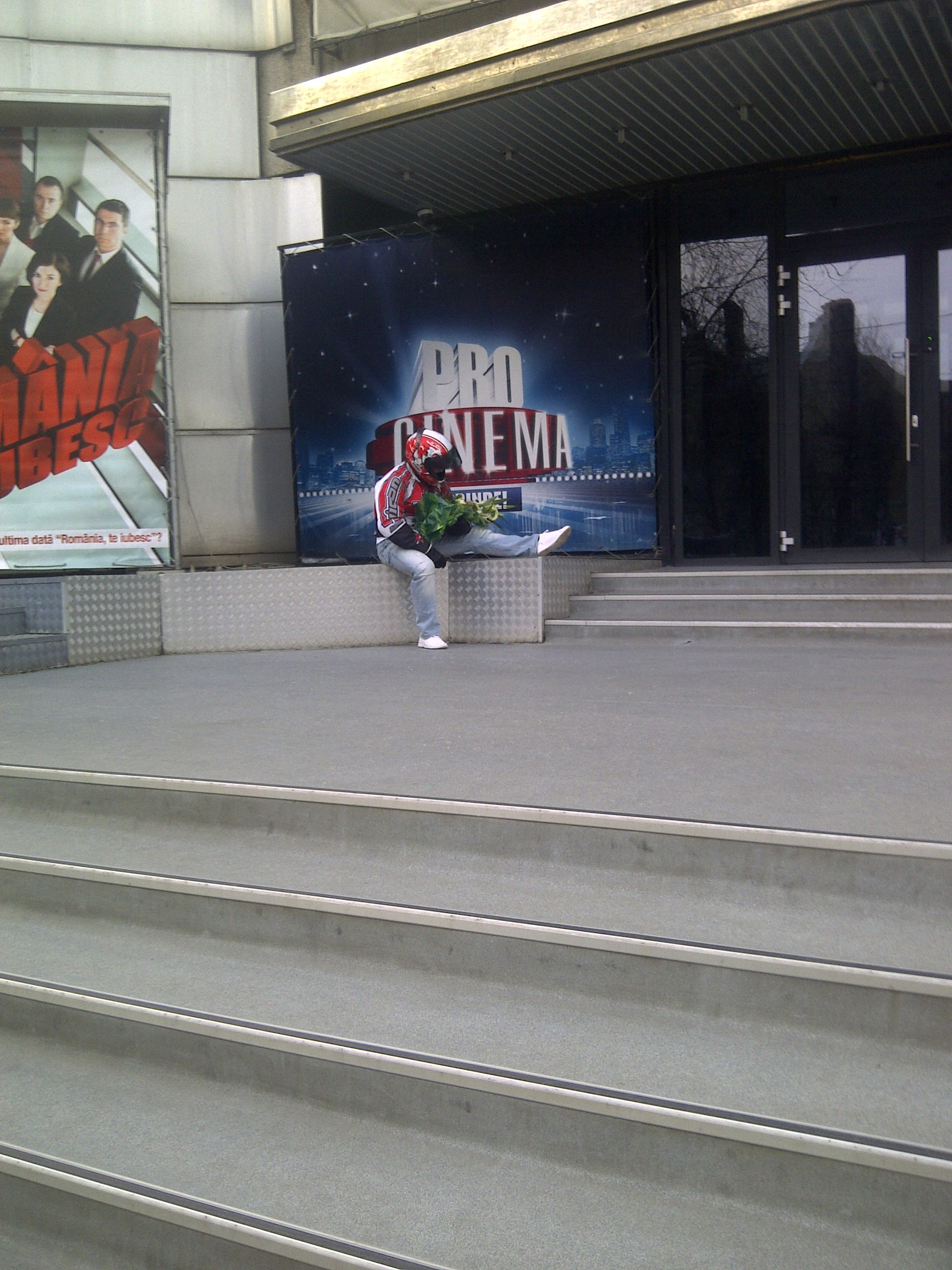 Vizibil emotionat barbatul a fost nerabdator sa-i dea buchetul