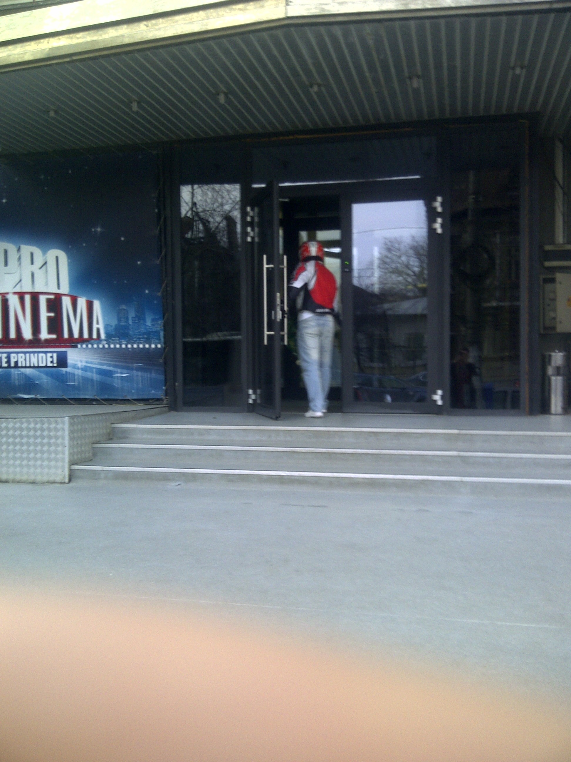 Intr-un final si-a luat inima in dinti si lasa buchetul la receptia cladirii