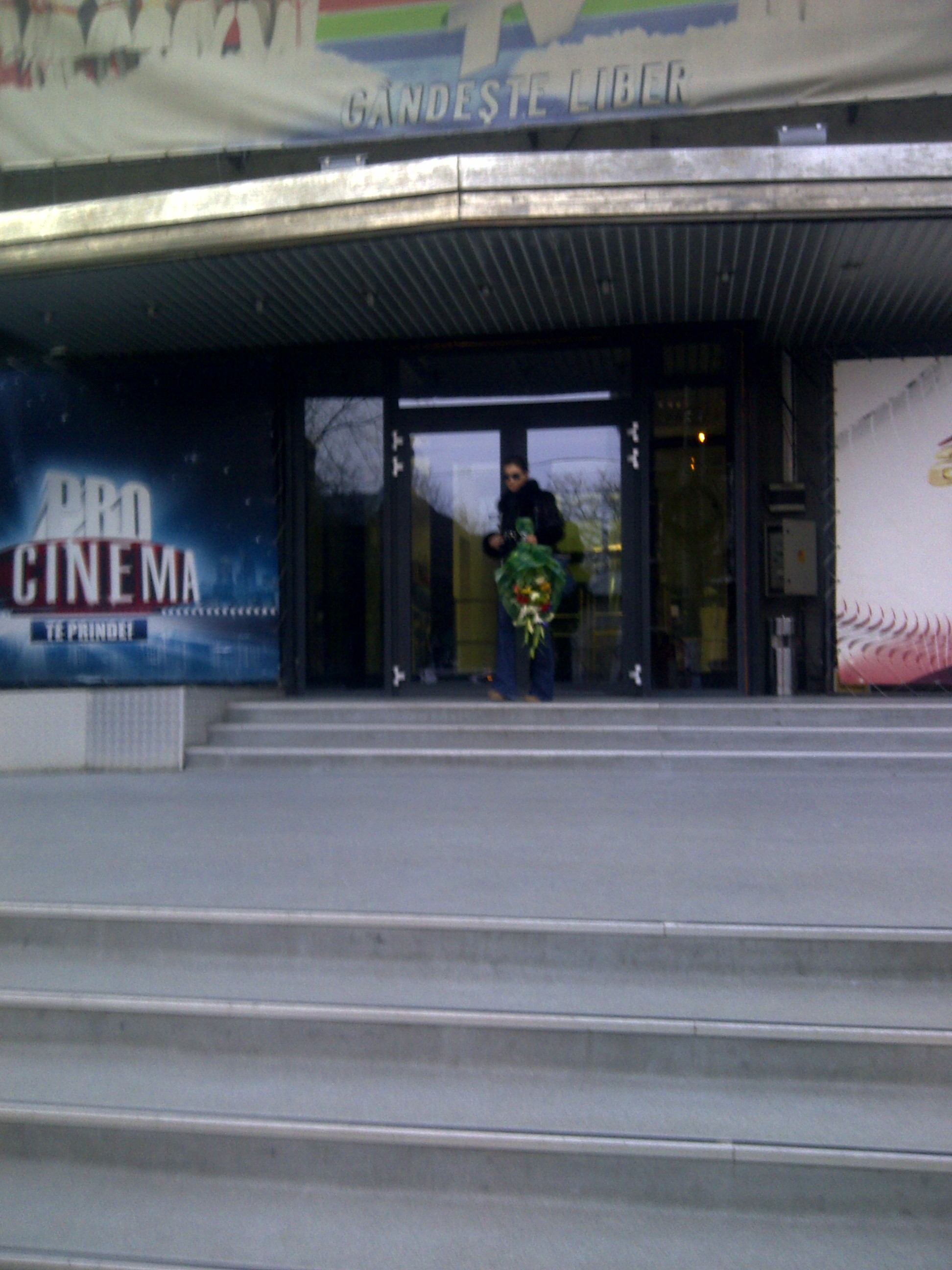 Ilinca a acceptat buchetul de flori