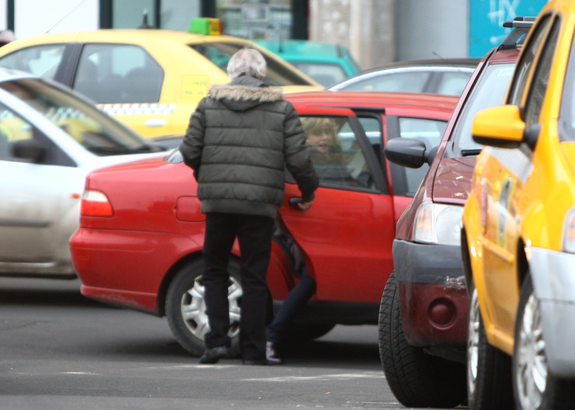 Stefan Velniciuc se comporta ca un adevarat gentelman cu fiica lui si i-a deschis portera, pentru a cobori