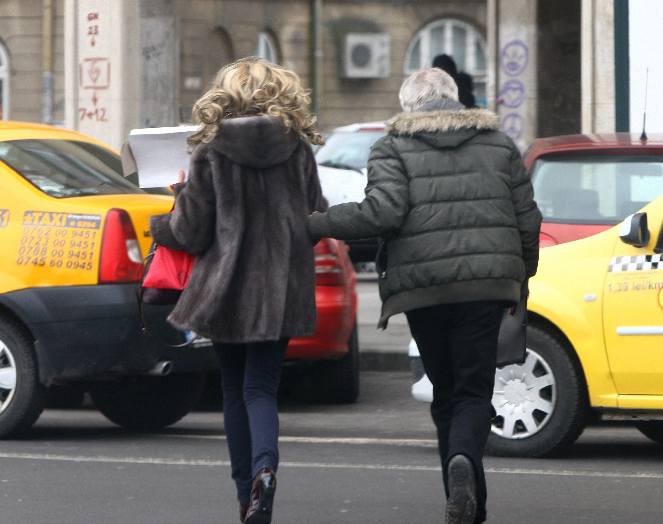 Stefan Velniciuc a tinut-o de brat pe Alexandra pana in momentul in care au ajuns pe trotuar