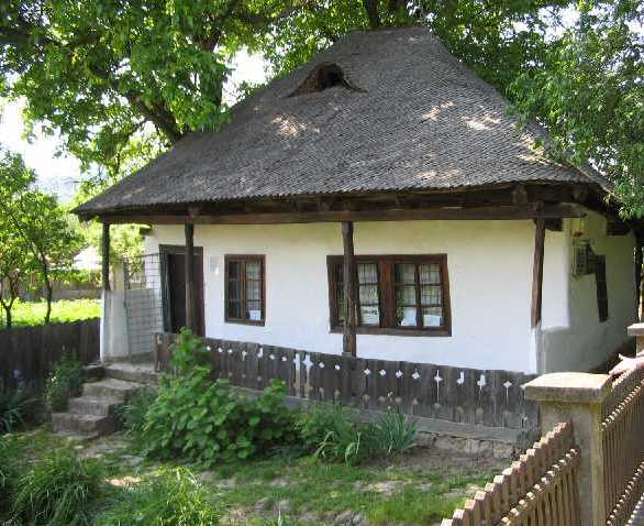 Asistentul lui Catain Botezatu a copilarit intr-o casa batraneasca, asemanatoare cu aceasta