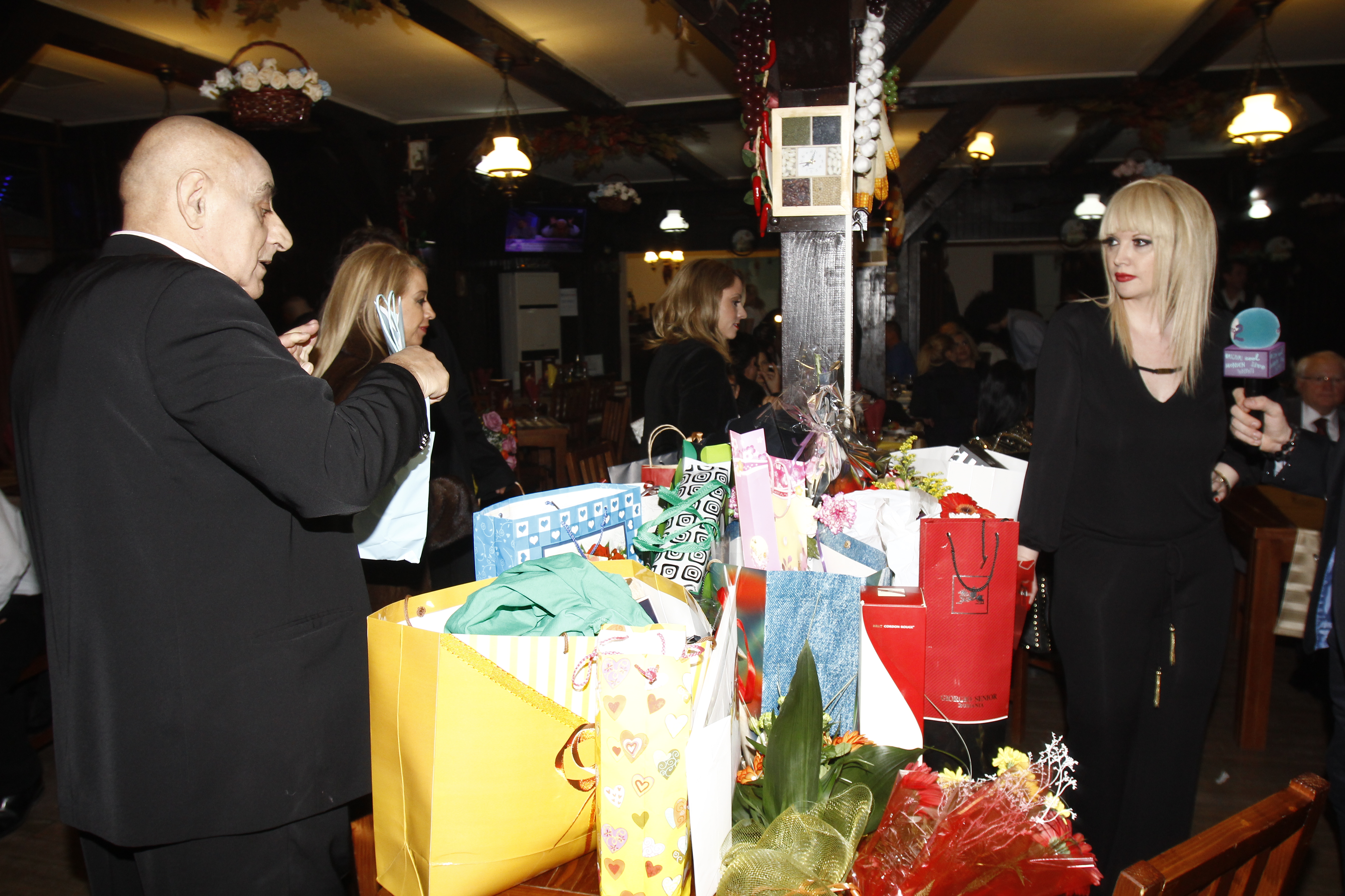 Viorel Lis a primit nenumarate cadouri de ziua lui, dinrte care unele i-au placut foarte mult, iar pe altele le-a considerat inutile