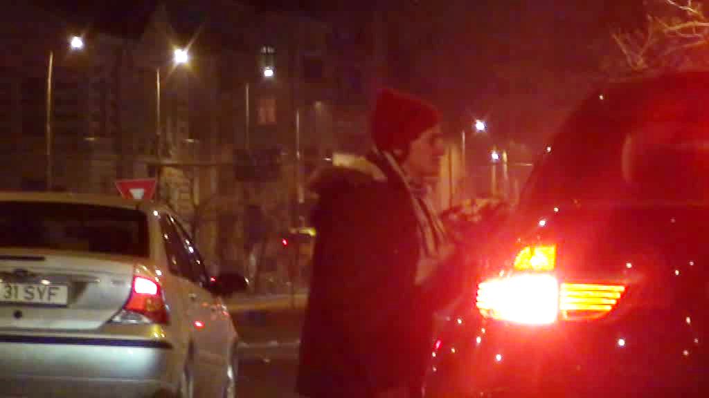 Romica Tociu se enerveaza atunci cand omul strazii insista ca actorul sa cumpere ghiocei