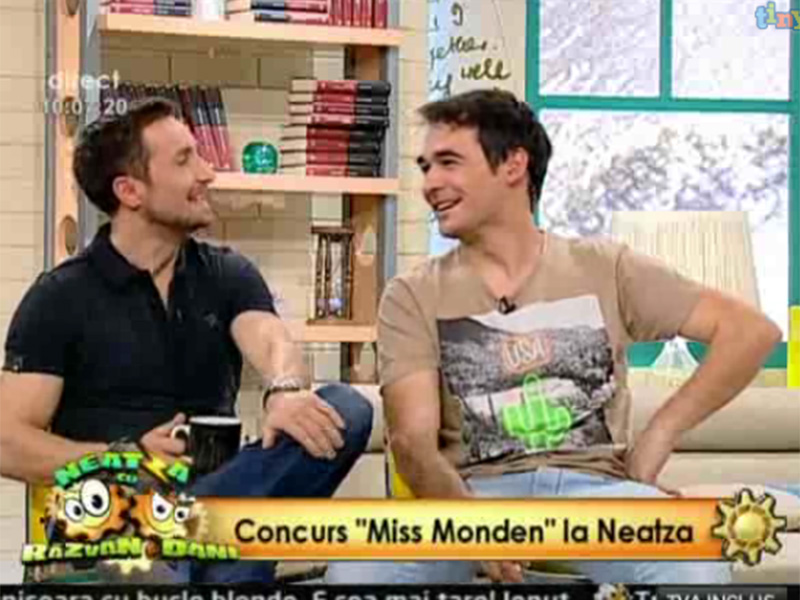 Dintr-una în alta! După ce ieri a căzut cu masa, azi şi-a dat cafeaua pe pantaloni!