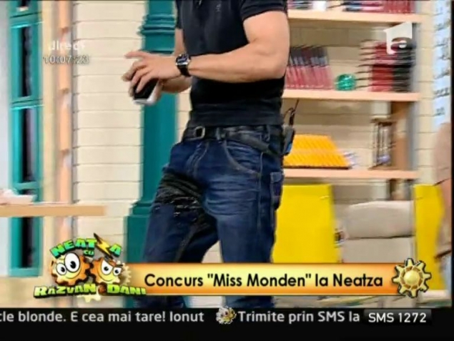 Dintr-una în alta! După ce ieri a căzut cu masa, azi şi-a dat cafeaua pe pantaloni!