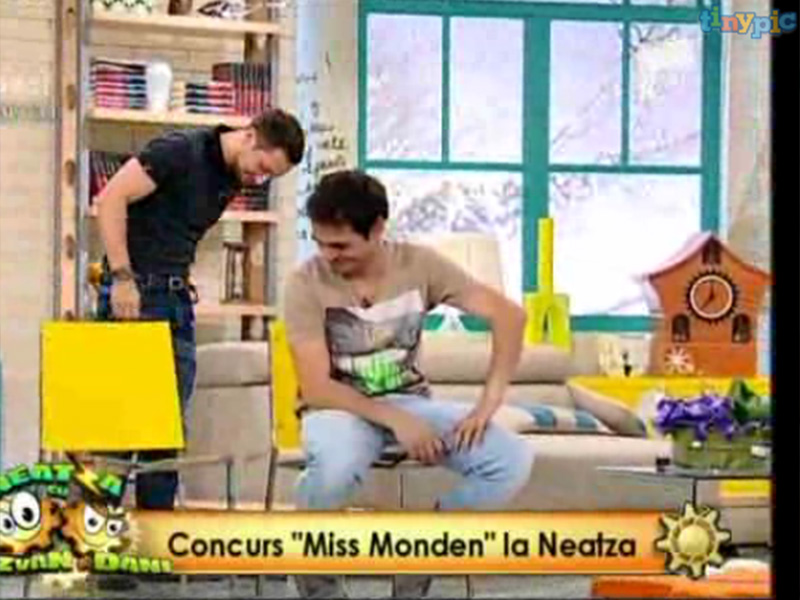 Dintr-una în alta! După ce ieri a căzut cu masa, azi şi-a dat cafeaua pe pantaloni!