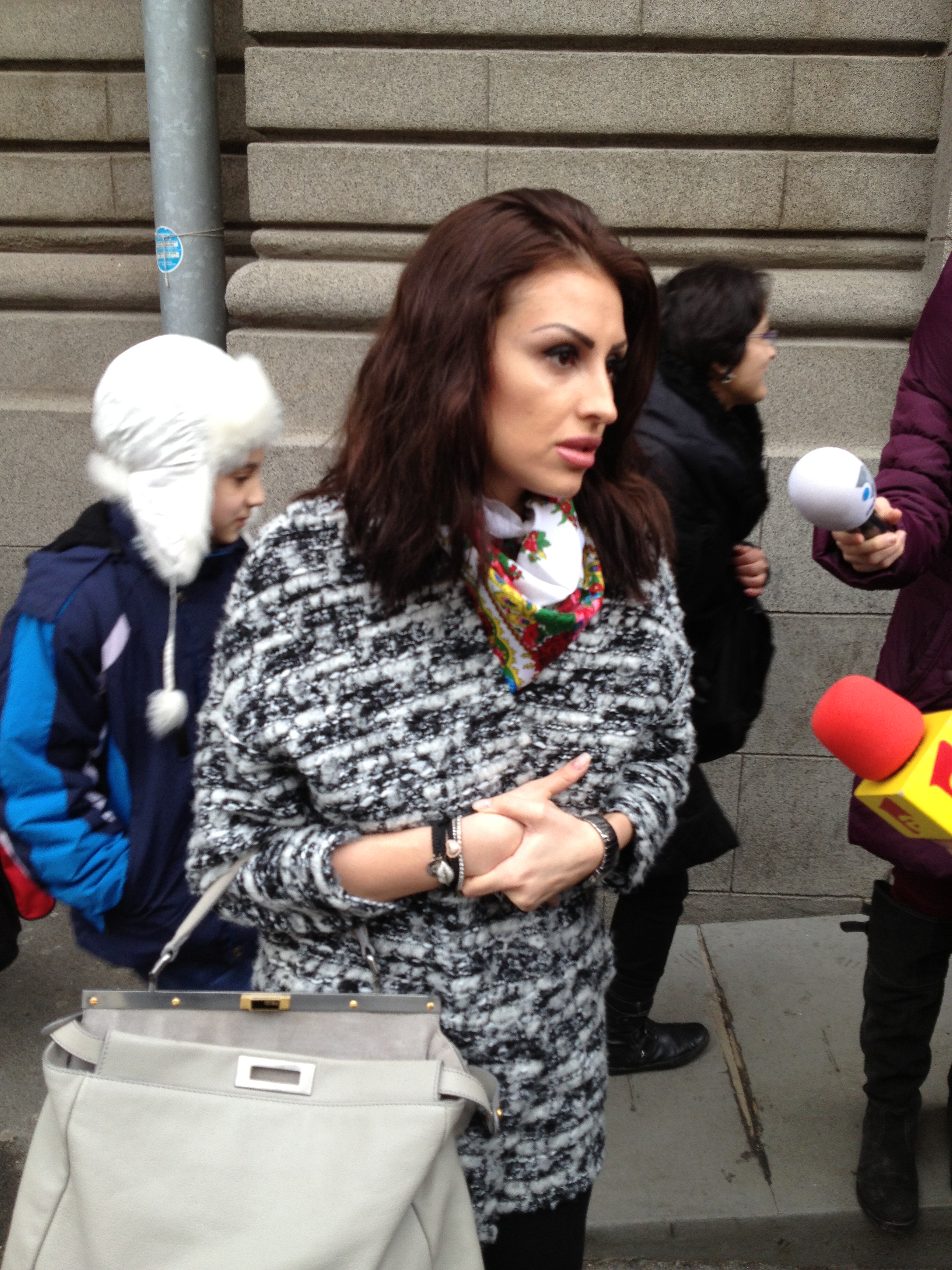 “A vrut sa ma cumpere. Mi-a oferit bani, masina si casa”. A spus Rocsana Sarbu dupa intalnirea cu fostul sot.