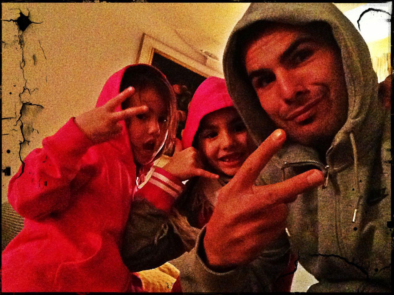 Ce se distrează fotbalistul în compania micuţilor! Adrian Mutu şi-a pus toţi copiii pe internet! Nu-i aşa că-s drăguţi?