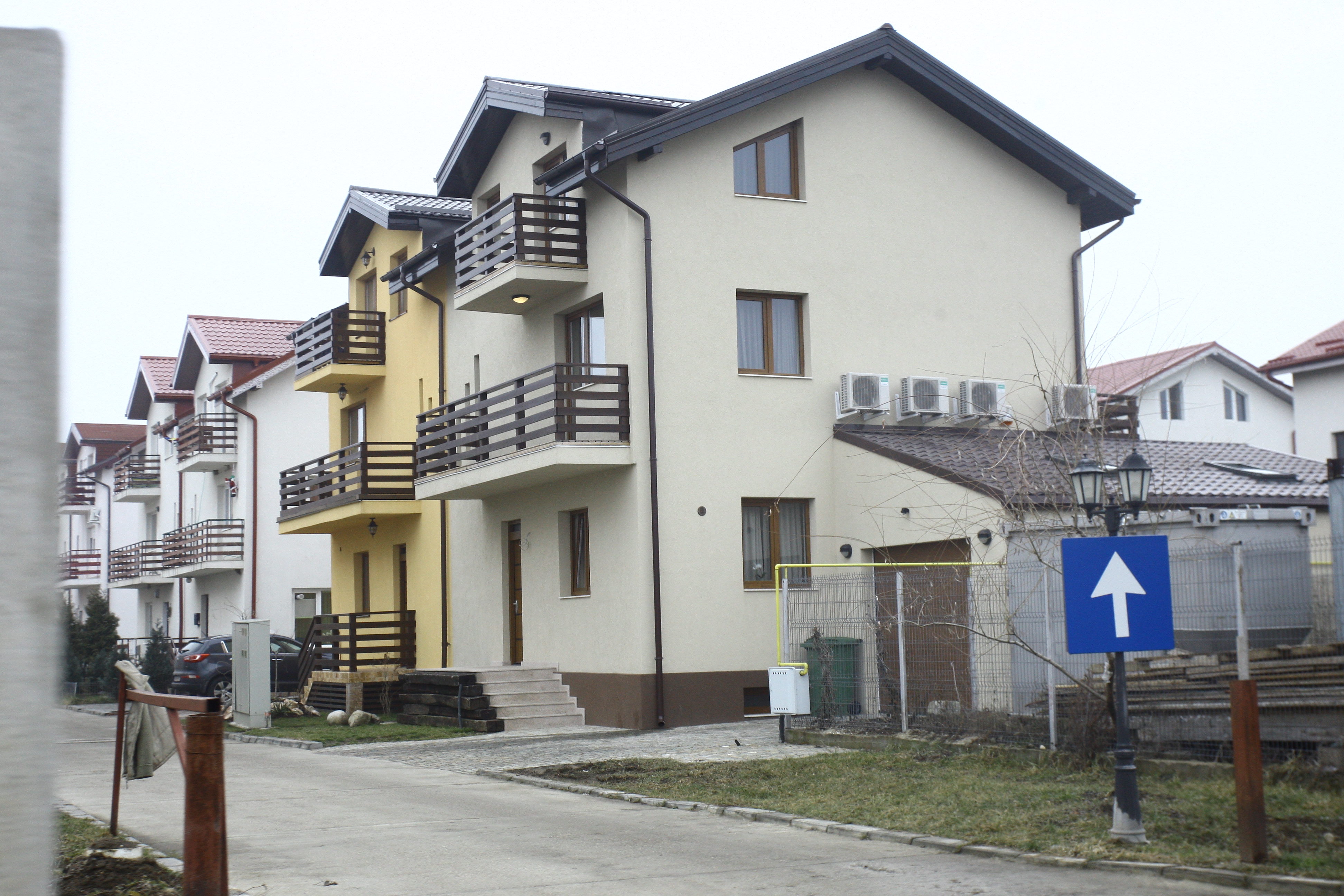 Dani locuieste acum intr-o vila uriasa pe trei nivele