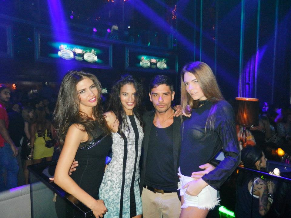 Vincenzo s-a pozat alaturi de cateva admiratoare in clubul pe care familia lui il detine in Miami