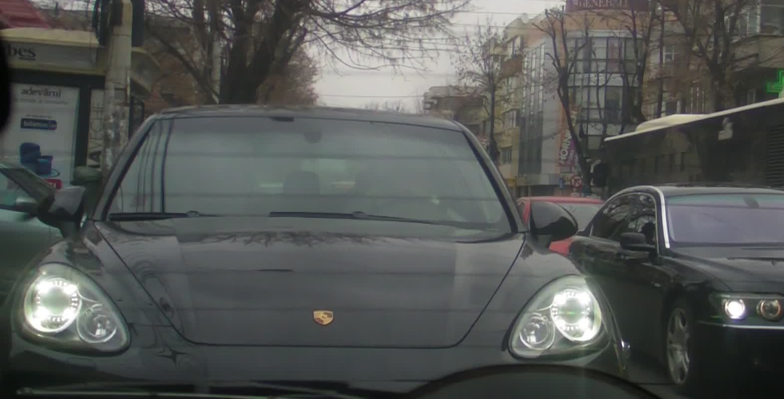 Ginerele presedintelui trage masina pe dreapta si coboara din ea