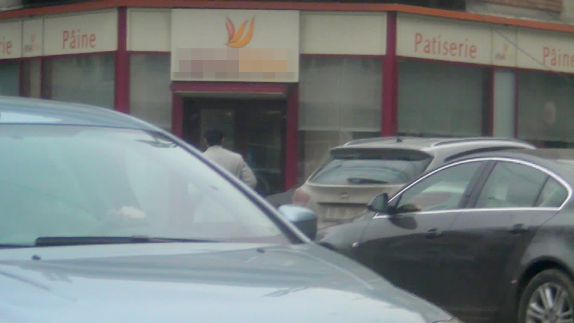 Syda intra in patiserie, grabindu-se sa cumpere cate ceva si sa revina la masina sa