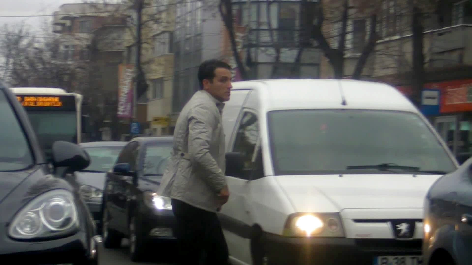 Sotul Elenei Basescu se strecoara printre masinile aflate in trafic