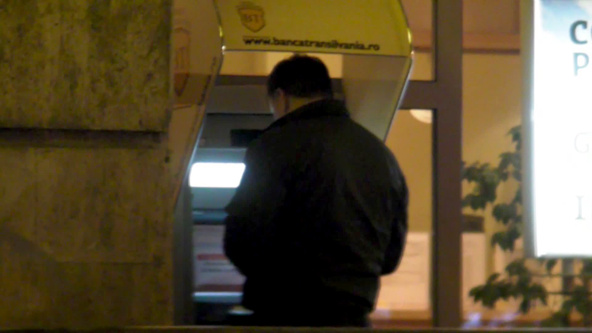 Vali Vijelie verifica soldul contului bancar