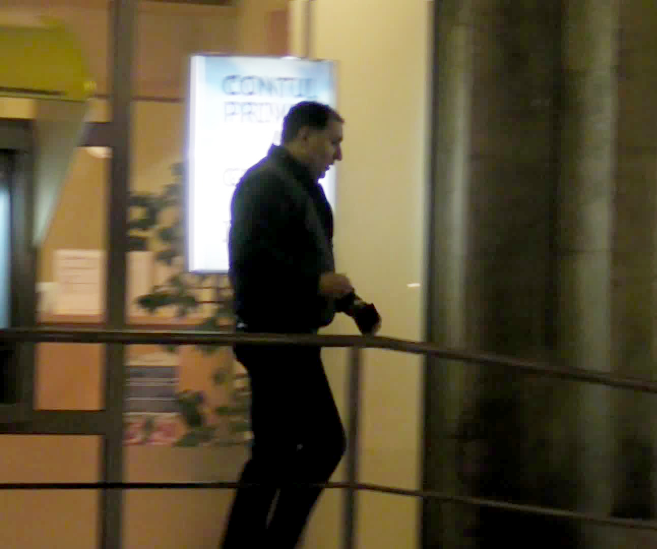 Manelistul pleaca suparat de la bancomat