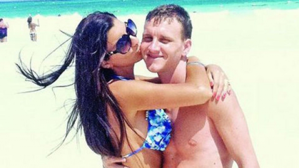 Aţi răspuns pe 22.02.2013 14:07. Tatal acestei fete a fost IDOL pentru milioane de barbati! O zi PERFECTA din viata unui paparazzi: FOTO --> http://bit.ly/YLaDmp”/></figure>
<p></strong></p>
<p><strong>Daca nu-mi doream, nu mai stateam patru ani alaturi de ea, nu mai puneam atata suflet. </strong></p>
<p><figure><img src=