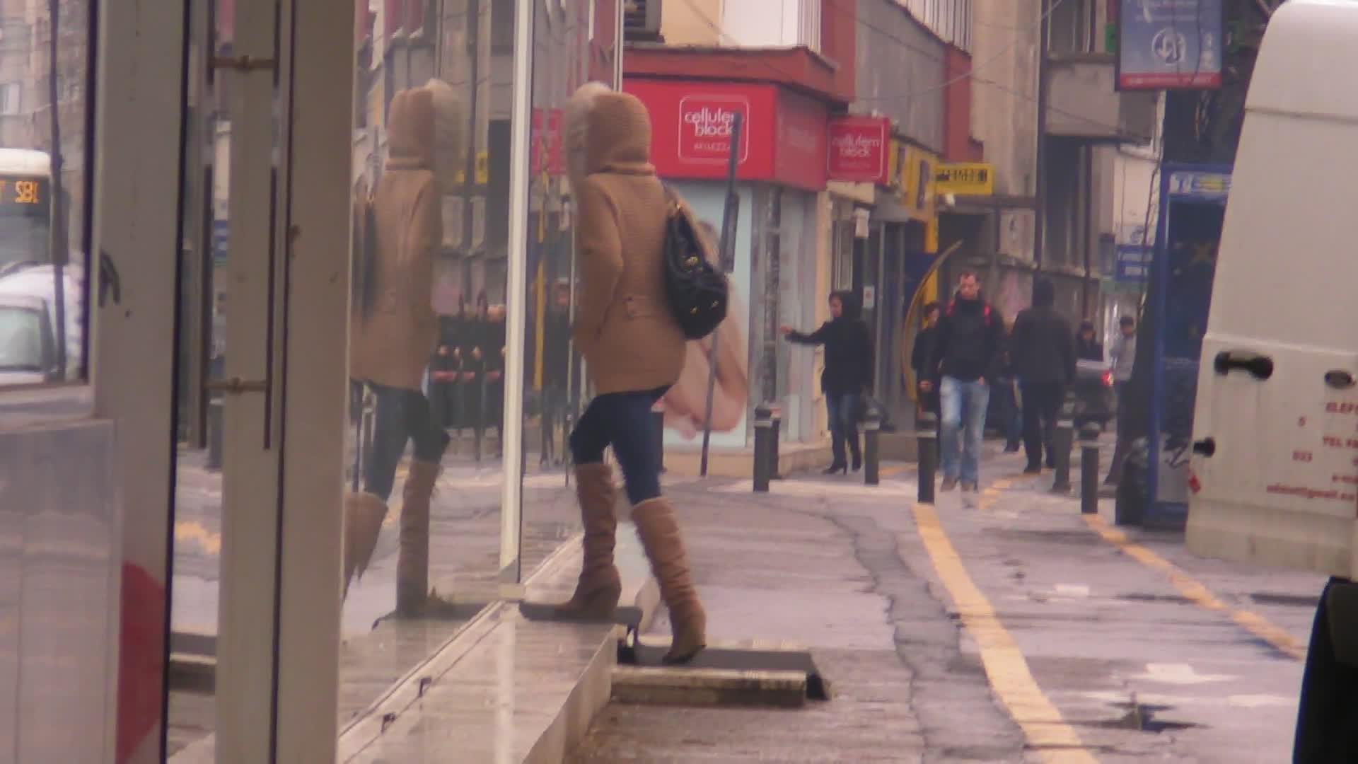 Cristina intra tinta intr-un magazin scump