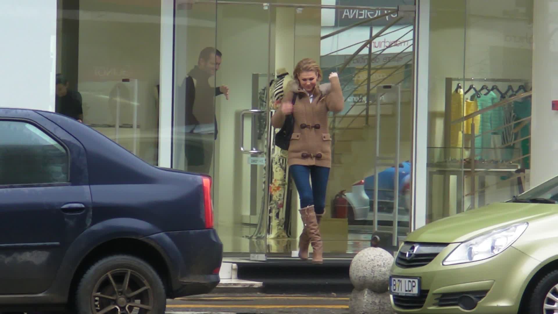 Desi a cumparat mai multe rochii, a plecat cu mana goala