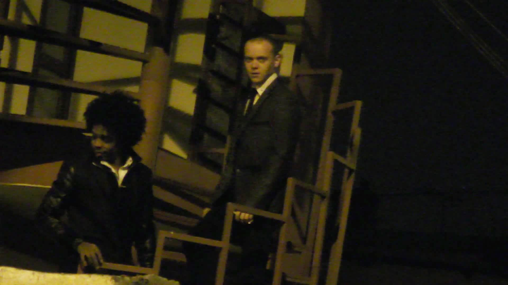 Vali isi conduce invitatul pe scarile in spirala