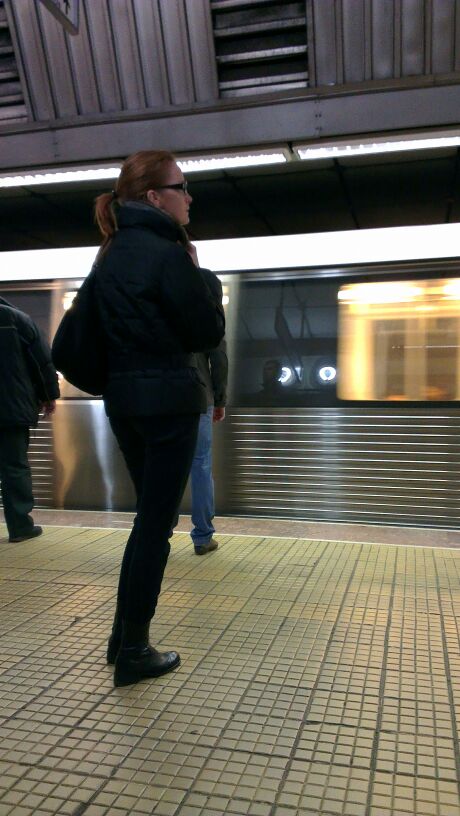 Ioana asteapta cuminte venirea metroului