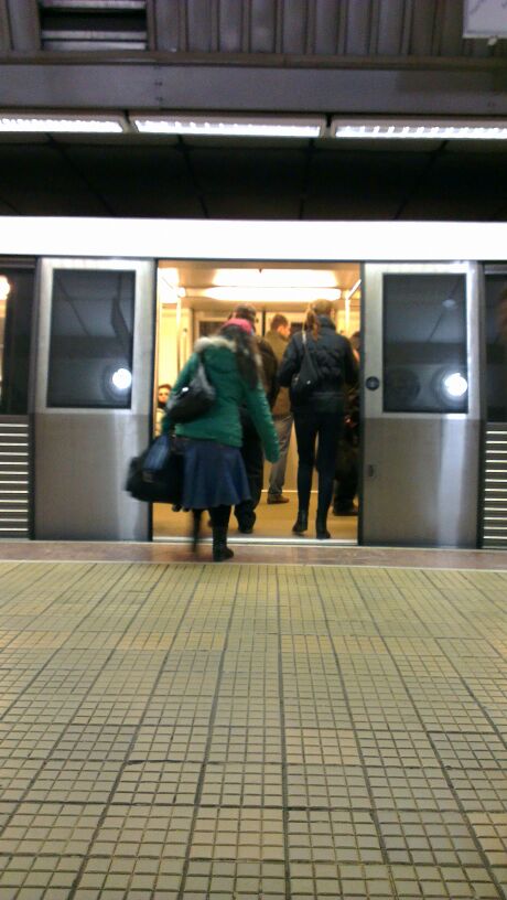 Vedeta Acasa TV se grabeste sa se urce in metrou