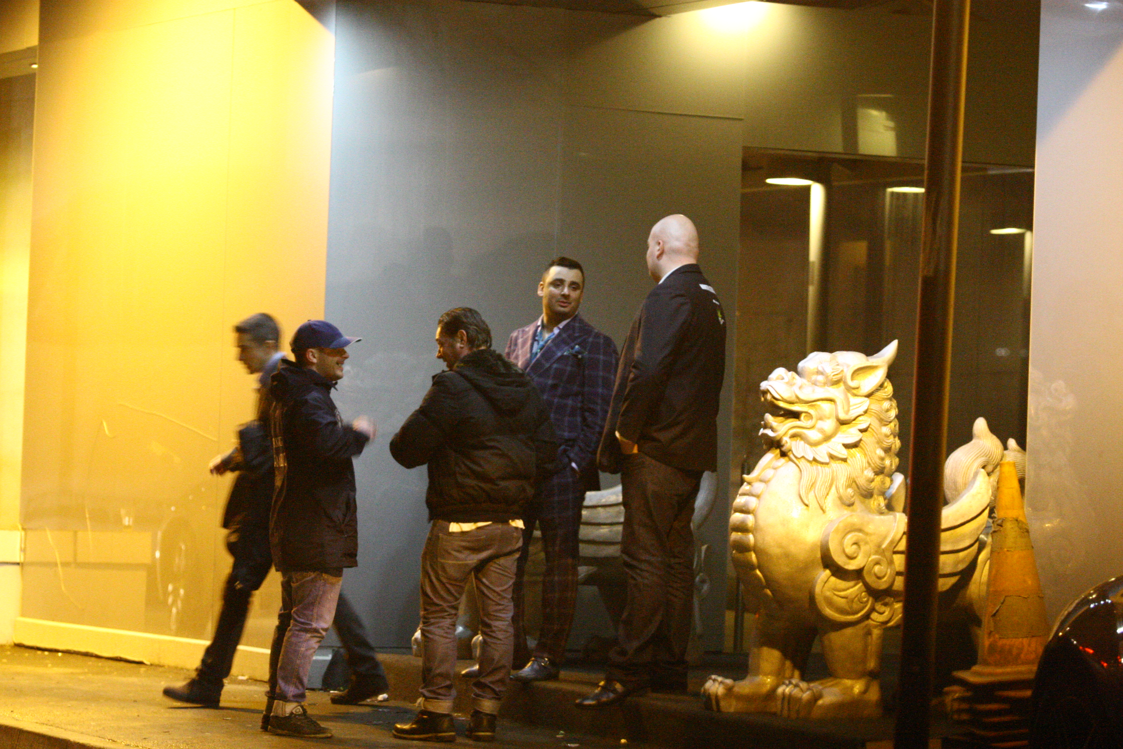 Liviu a plecat din club la ora 5 dimineata, dar a mai stat putin in fata dscotecii de vorba cu bodyguarzii