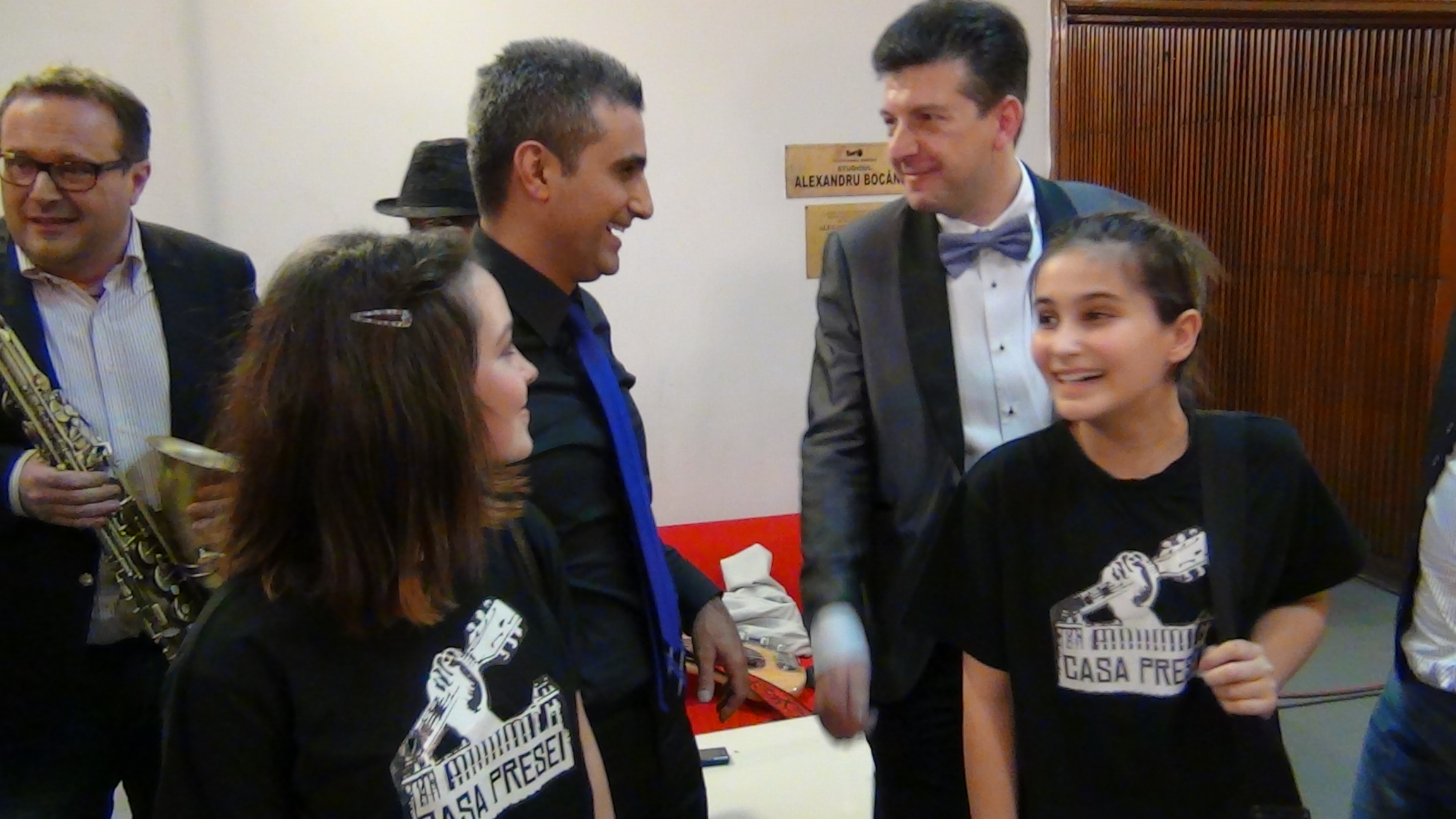 Fetele s-au bucurat cot la cot cu artistii pentru calificare