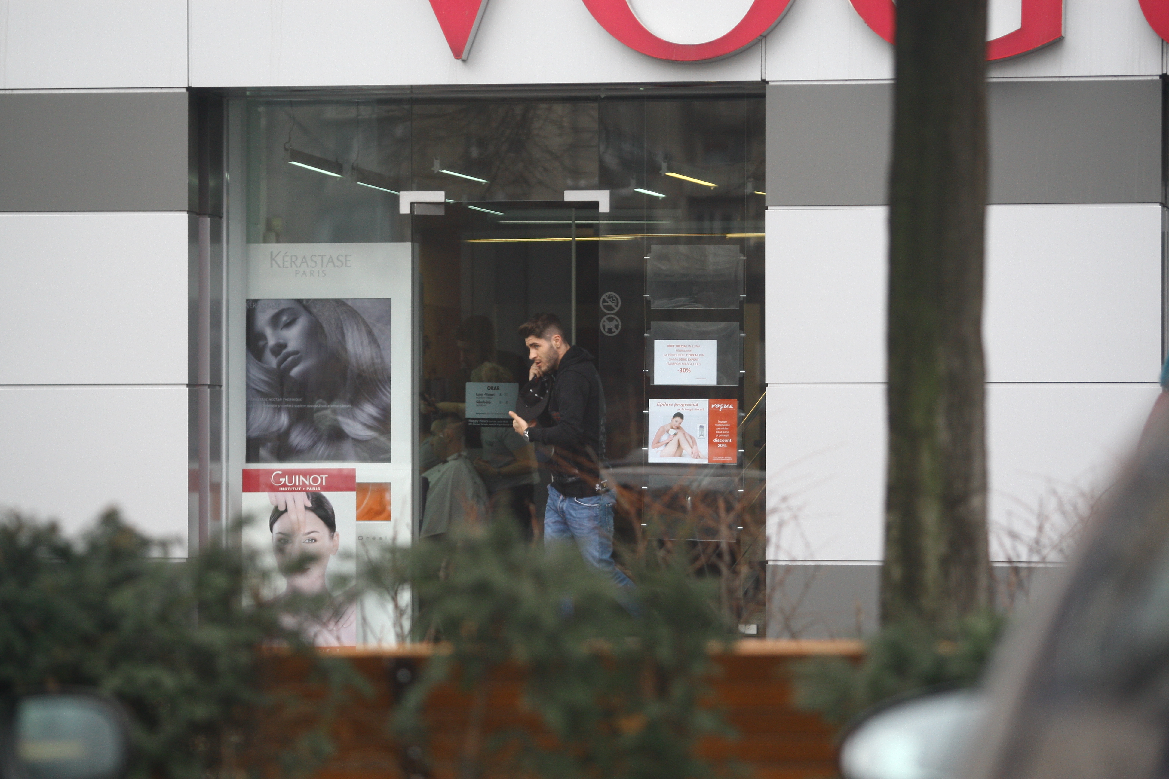 Mihai iese din frizerie. Vorbeste la telefon si pare suparat