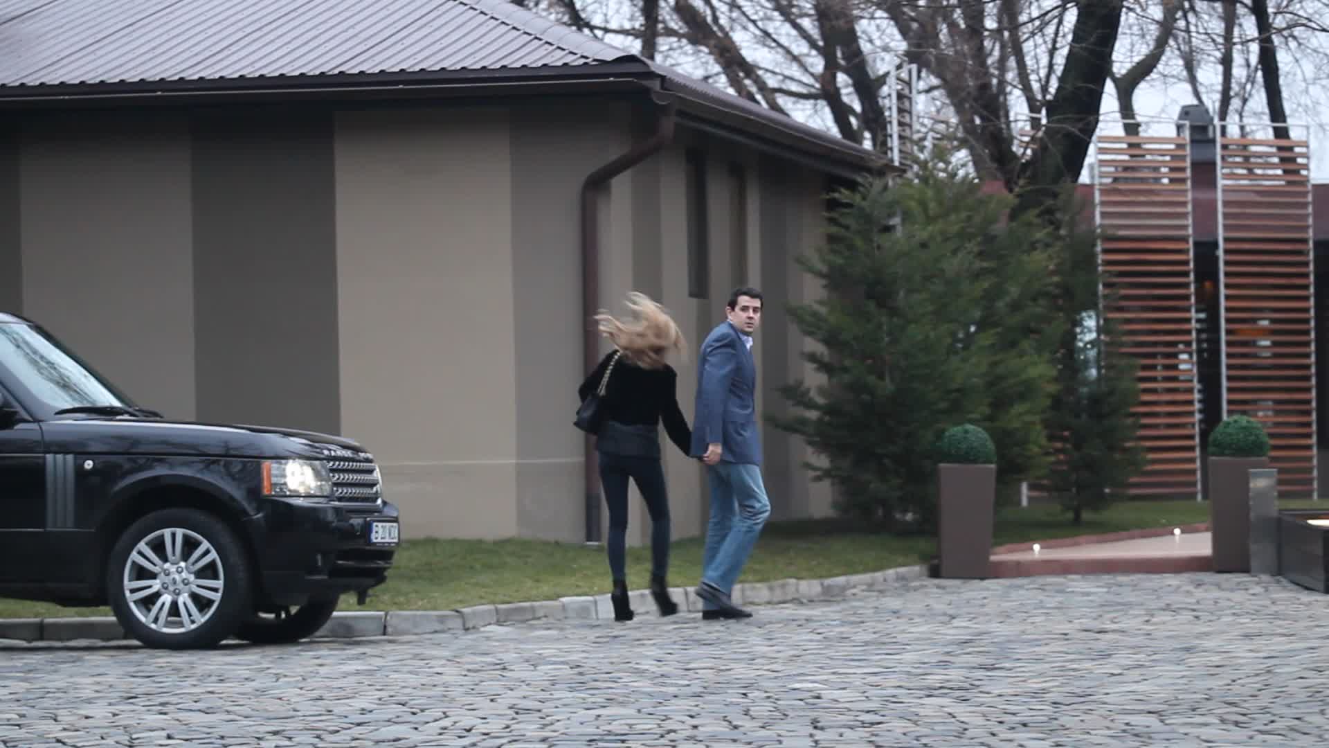 Cei doi intra in restaurant tindu-se de mana, ca doi indragostiti