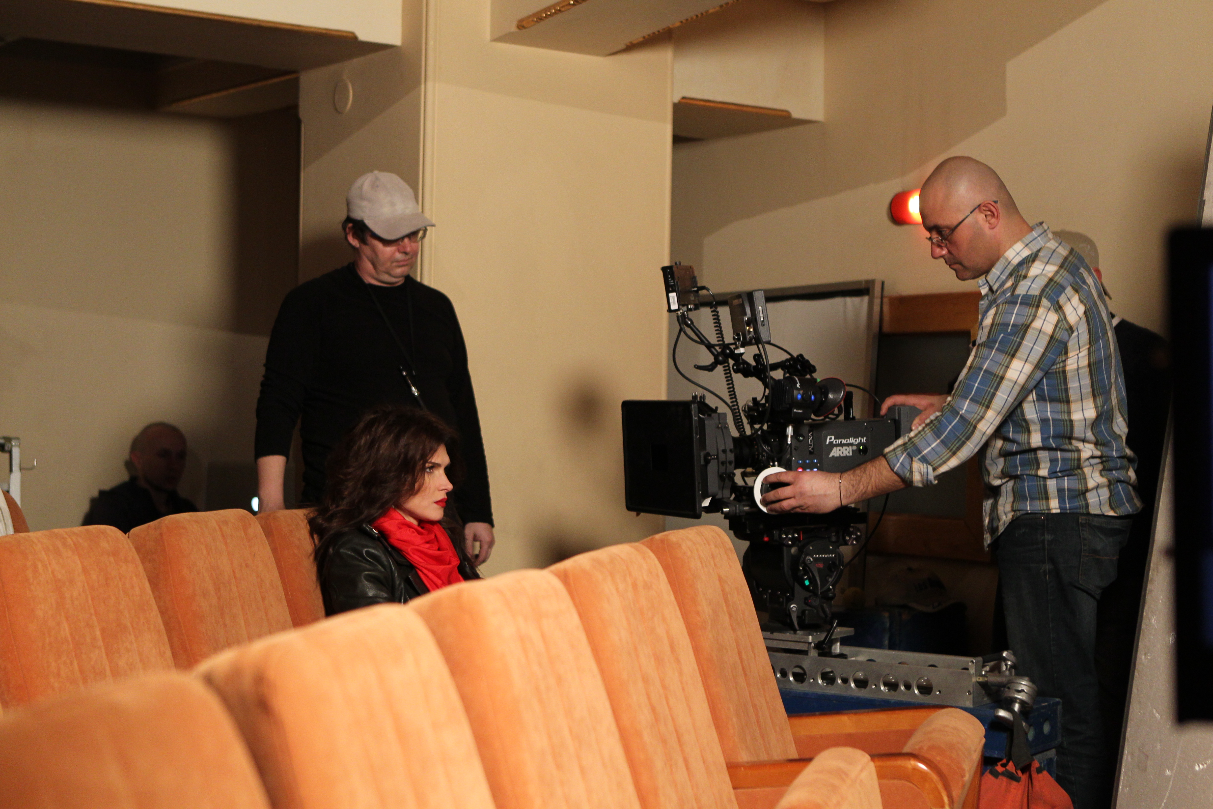 Monica sta rabdatoare la cadru