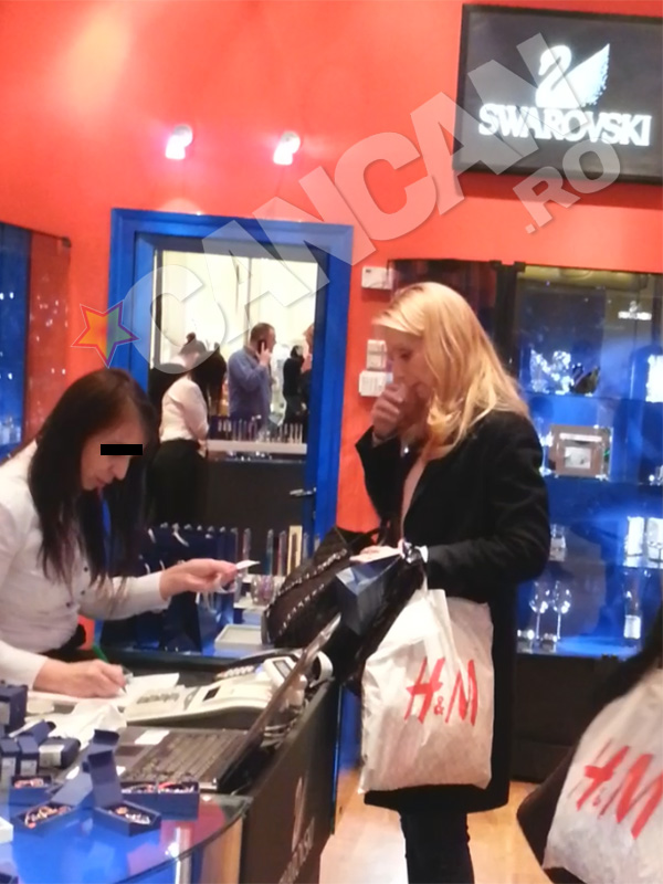 Au înnebunit-o cristalele! Daciana Sârbu a plecat dintr-un magazin Swarovski încărcată cu punguţe pline cu bijuterii!