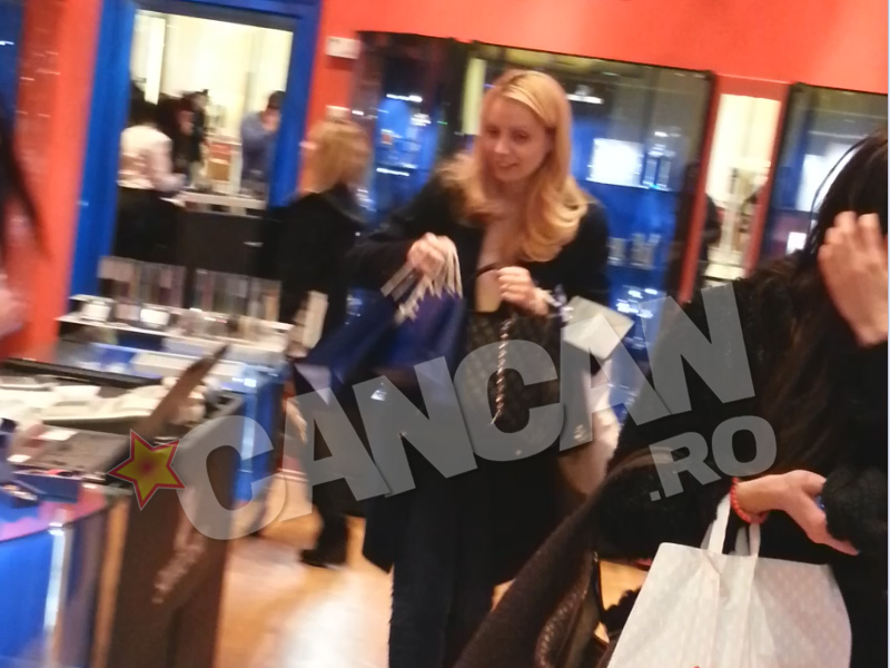 Au înnebunit-o cristalele! Daciana Sârbu a plecat dintr-un magazin Swarovski încărcată cu punguţe pline cu bijuterii!