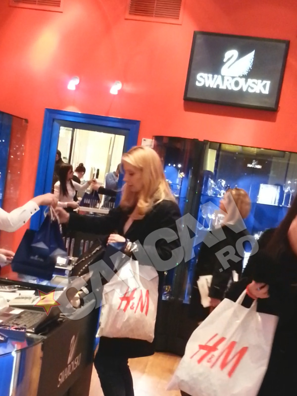 Au înnebunit-o cristalele! Daciana Sârbu a plecat dintr-un magazin Swarovski încărcată cu punguţe pline cu bijuterii!