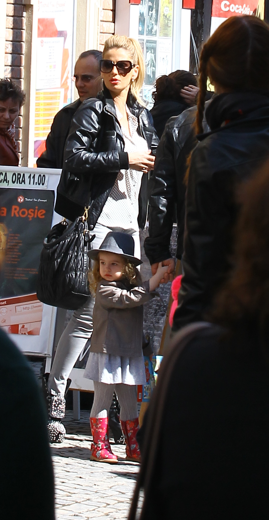 Andreea isi duce fiica saptamanal la teatru