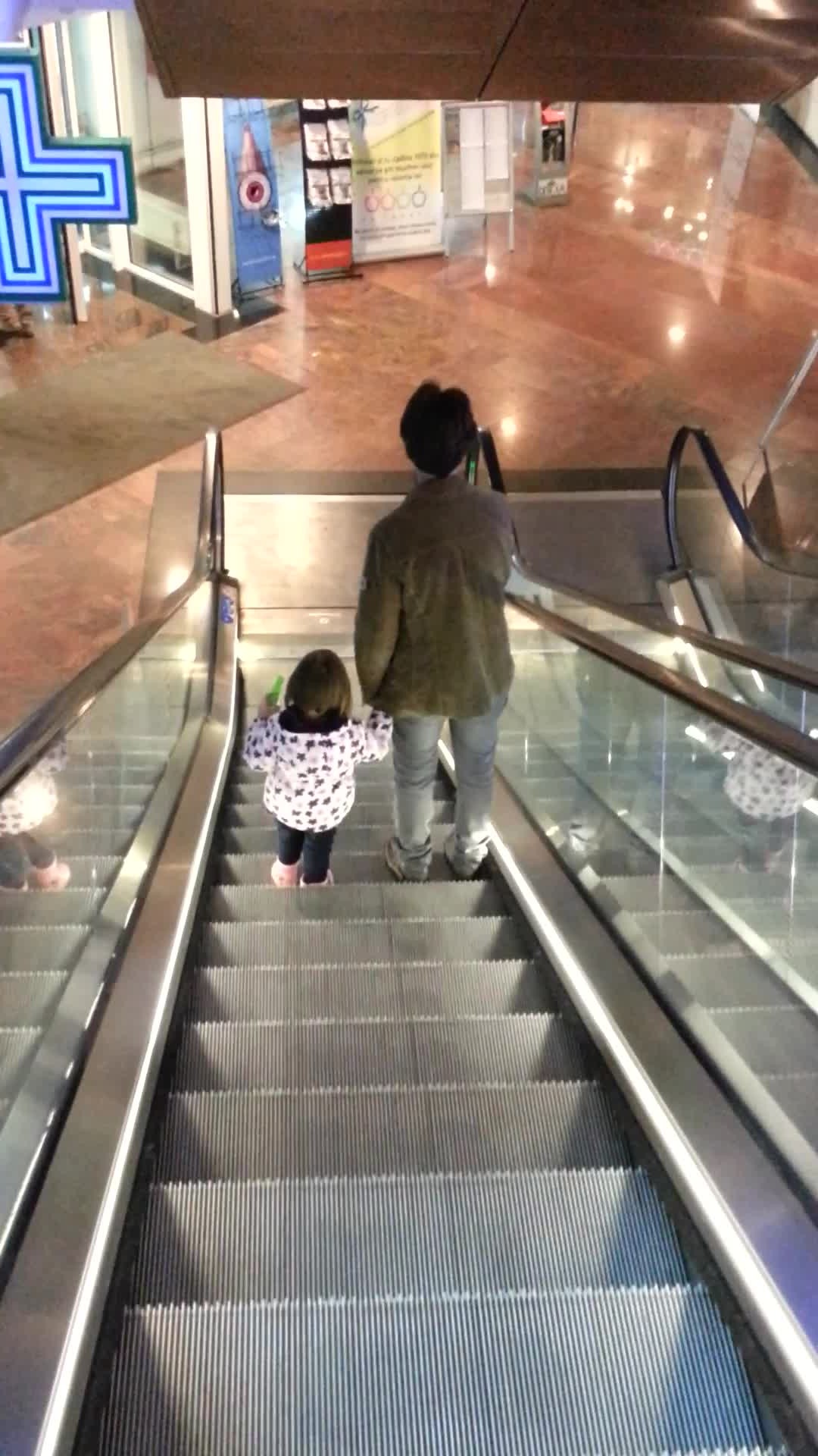 Prezentatorul Tv a mers la mall doar cu fiica lui in vartsa de cativa ani