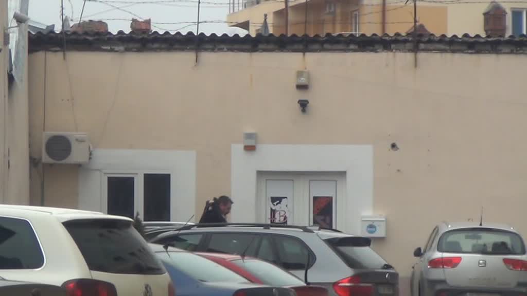 Pentru ca s-a trezit destul de tarziu, Horia ajunge la studioul de inregistrari de abia dupa amiaza