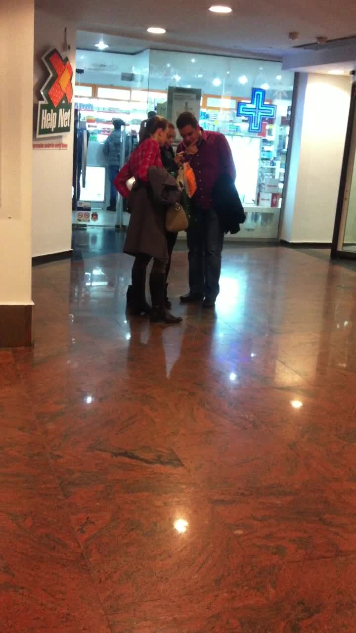 Cei trei s-au oprit in mijlocul drumul pentru ca Jojo sa arate, cel mai probabil, fotografii cu fiul ei