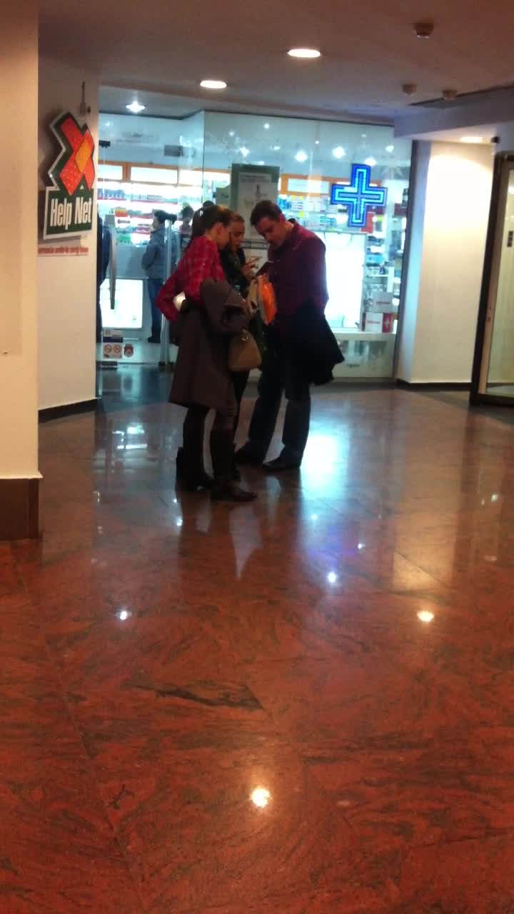 Cei doi sunt absorbiti de ceea ce le arata blonda