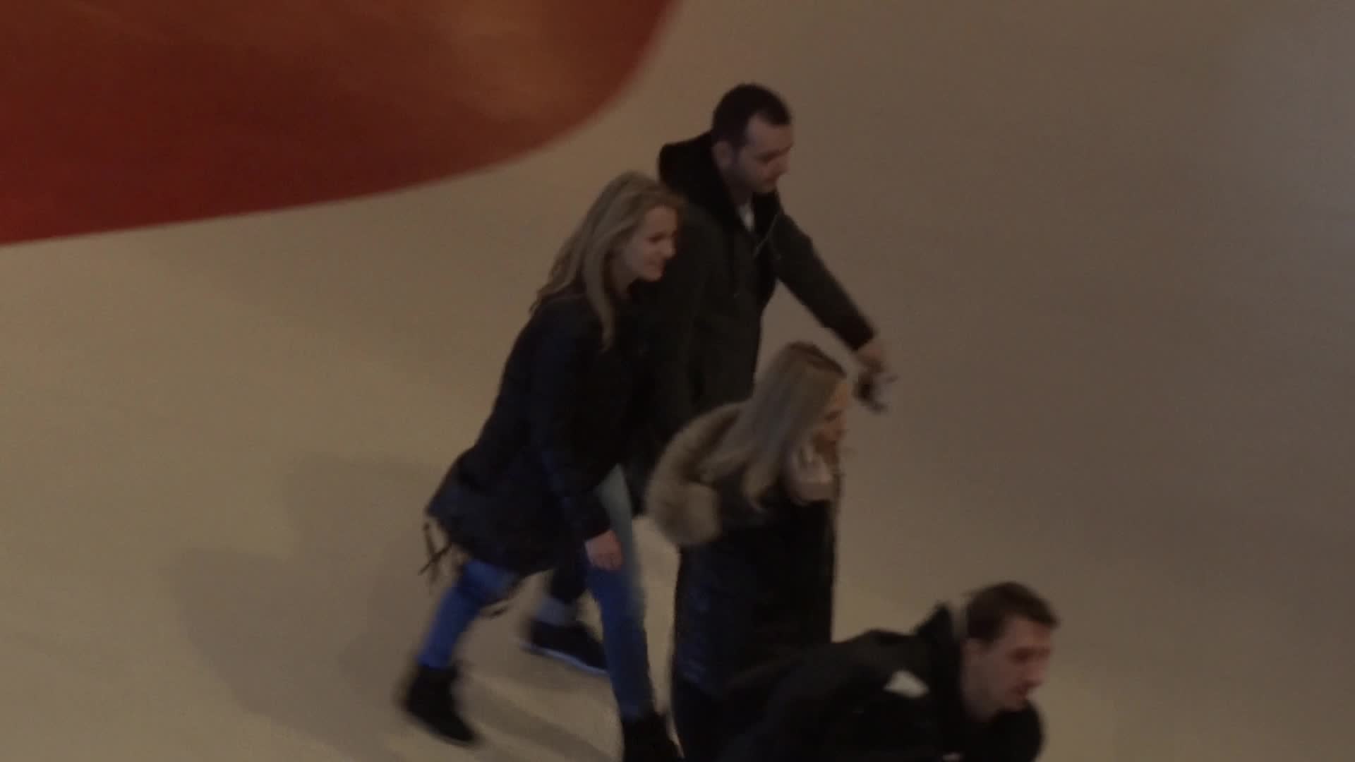 Cei doi s-au tinut tot timpul de mana