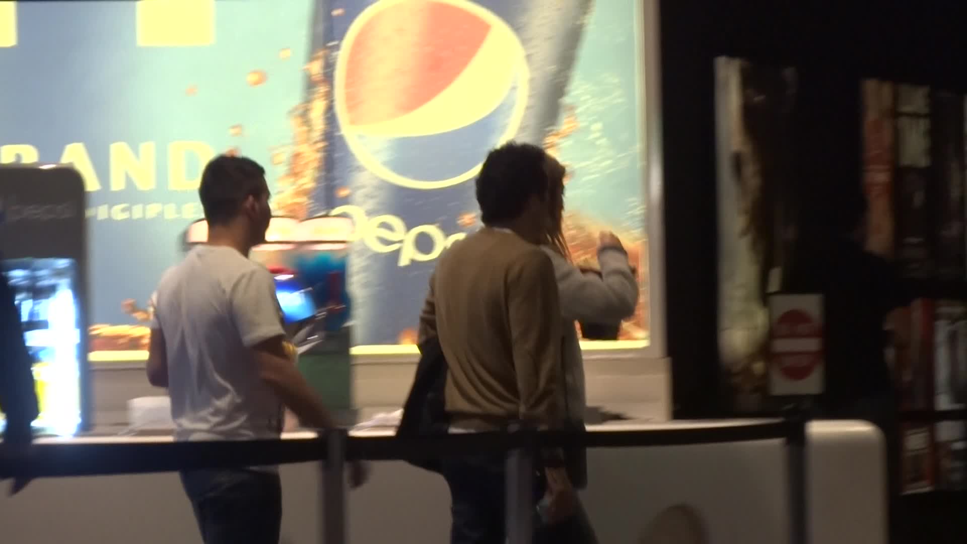 Dupa ce au ales filmul, cei doi indragostiti se idnreapta spre sala de cinema