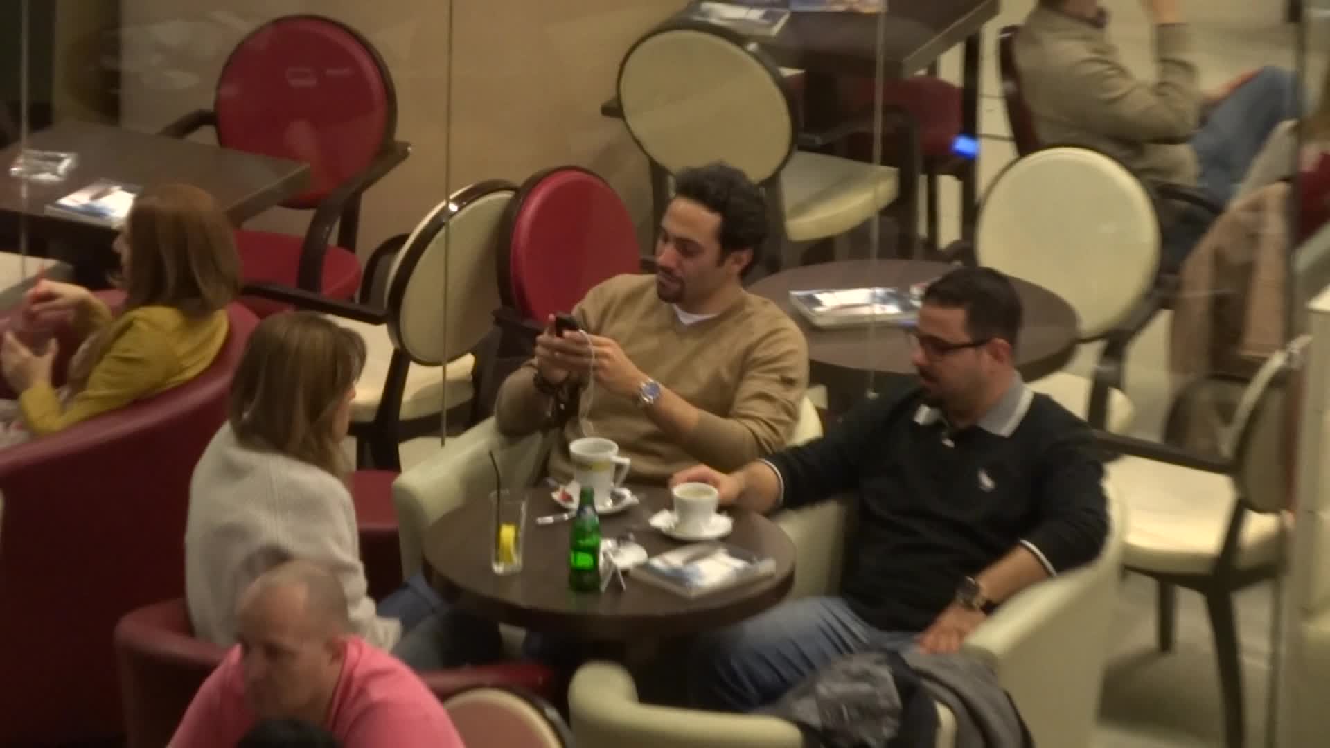 In timp ce iubita lui vorbea cu soferul, omul de afaceri butona de zor telefonul mobil