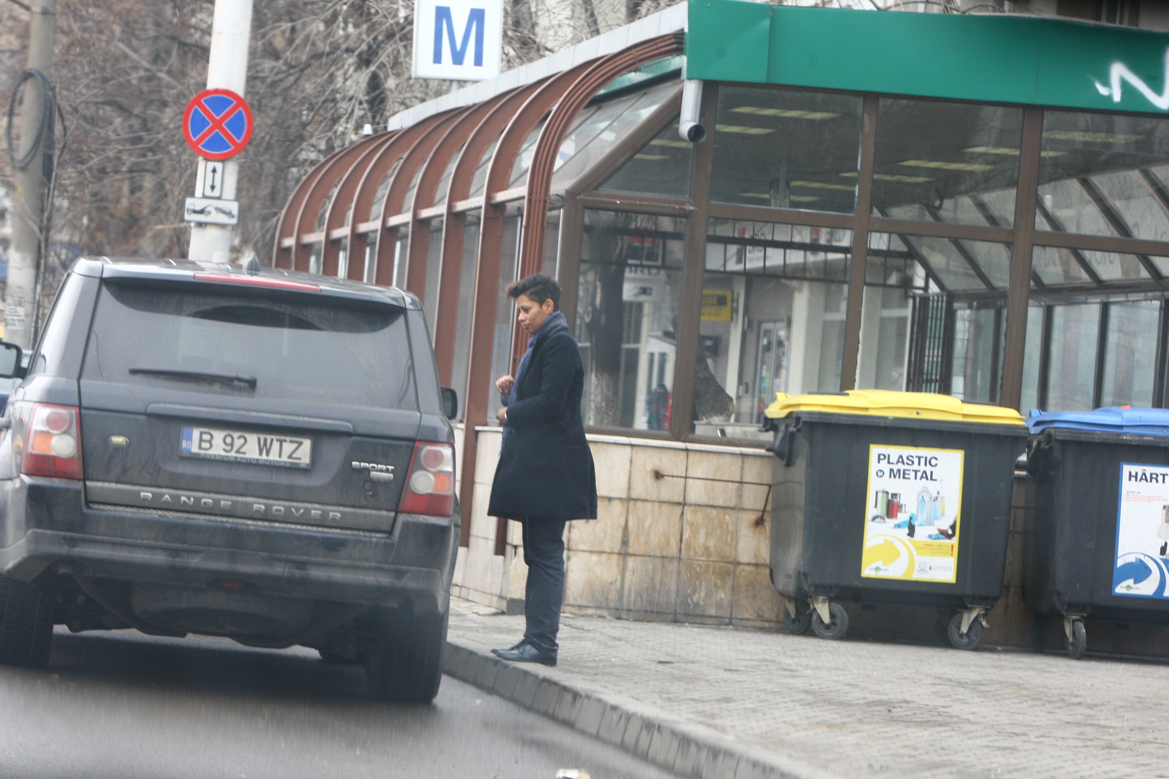 Prietena vedetei isi face aparitia in timp ce nadine sta de vorba cu sotul sau in masina