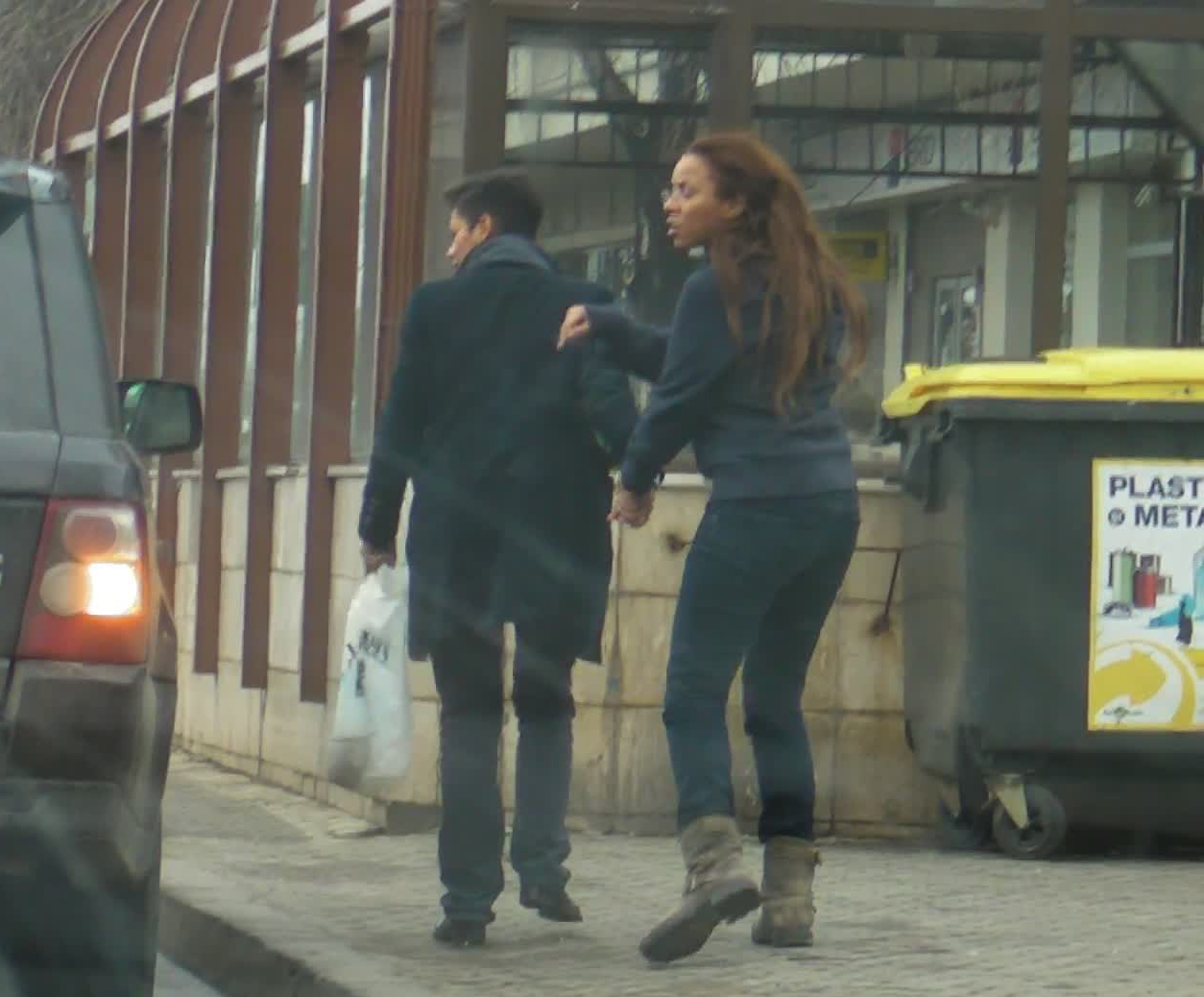 Nadine isi ia la revedere de la sotul ei si pleaca de mana cu prietena sa