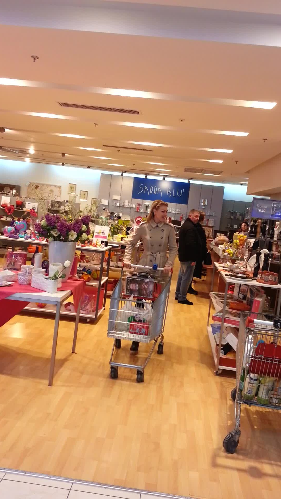 Cristina Rus se uita la parfumuri si produse cosmetice, insa nu cumpara nimic