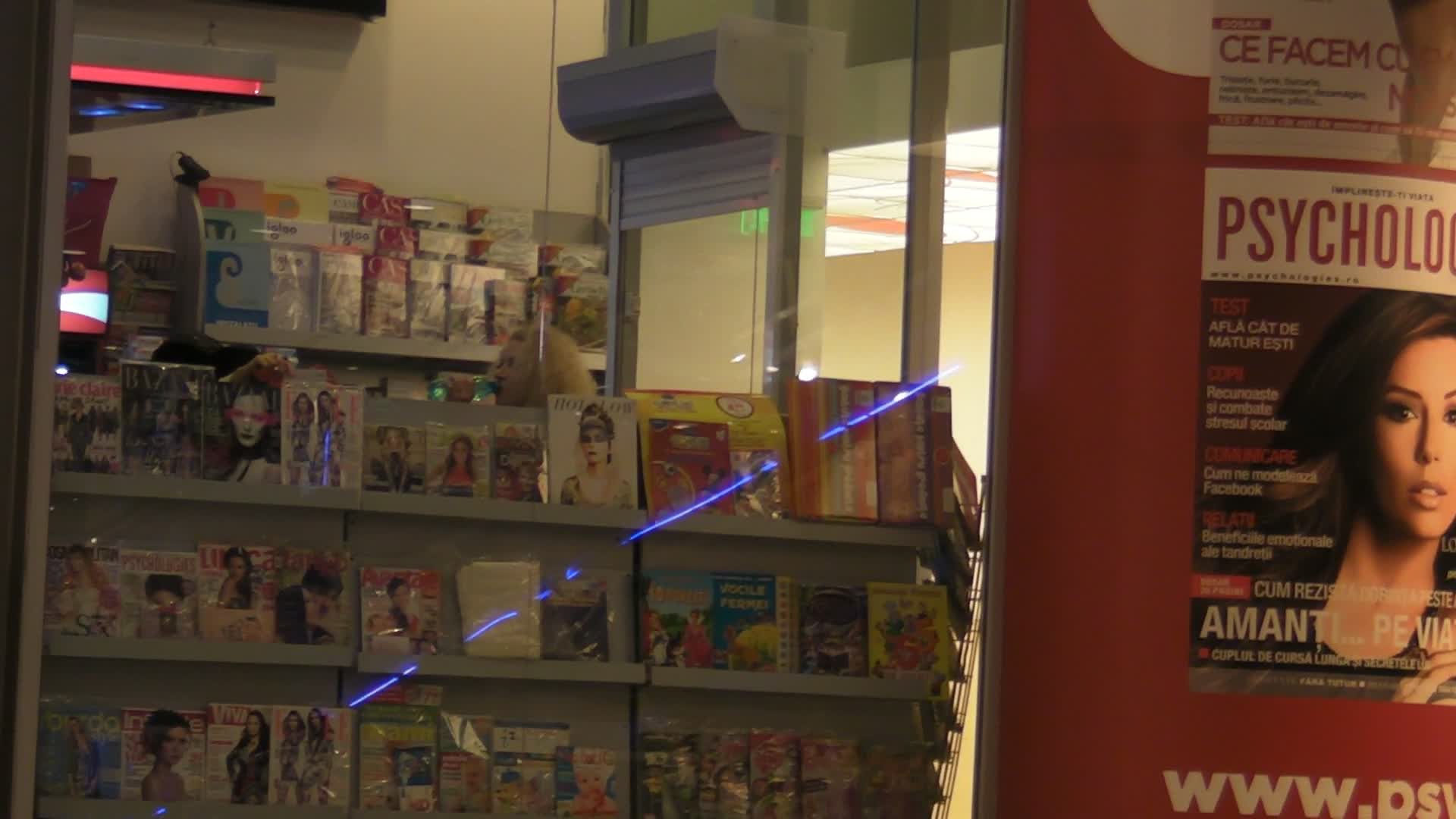 Vedeta nu si-a comandat de baut la restaurant ci a preferat sa ia o sticla cu apa din primul magazin