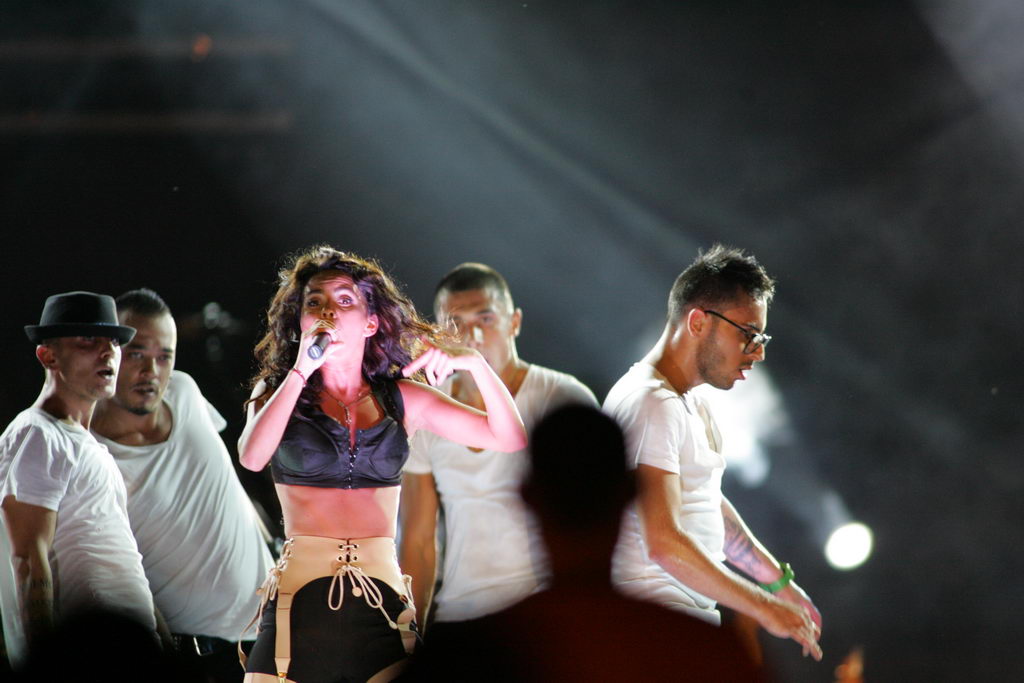 Cu toate ca piesele ei se aud peste tot, nimeni nu o recunoaste