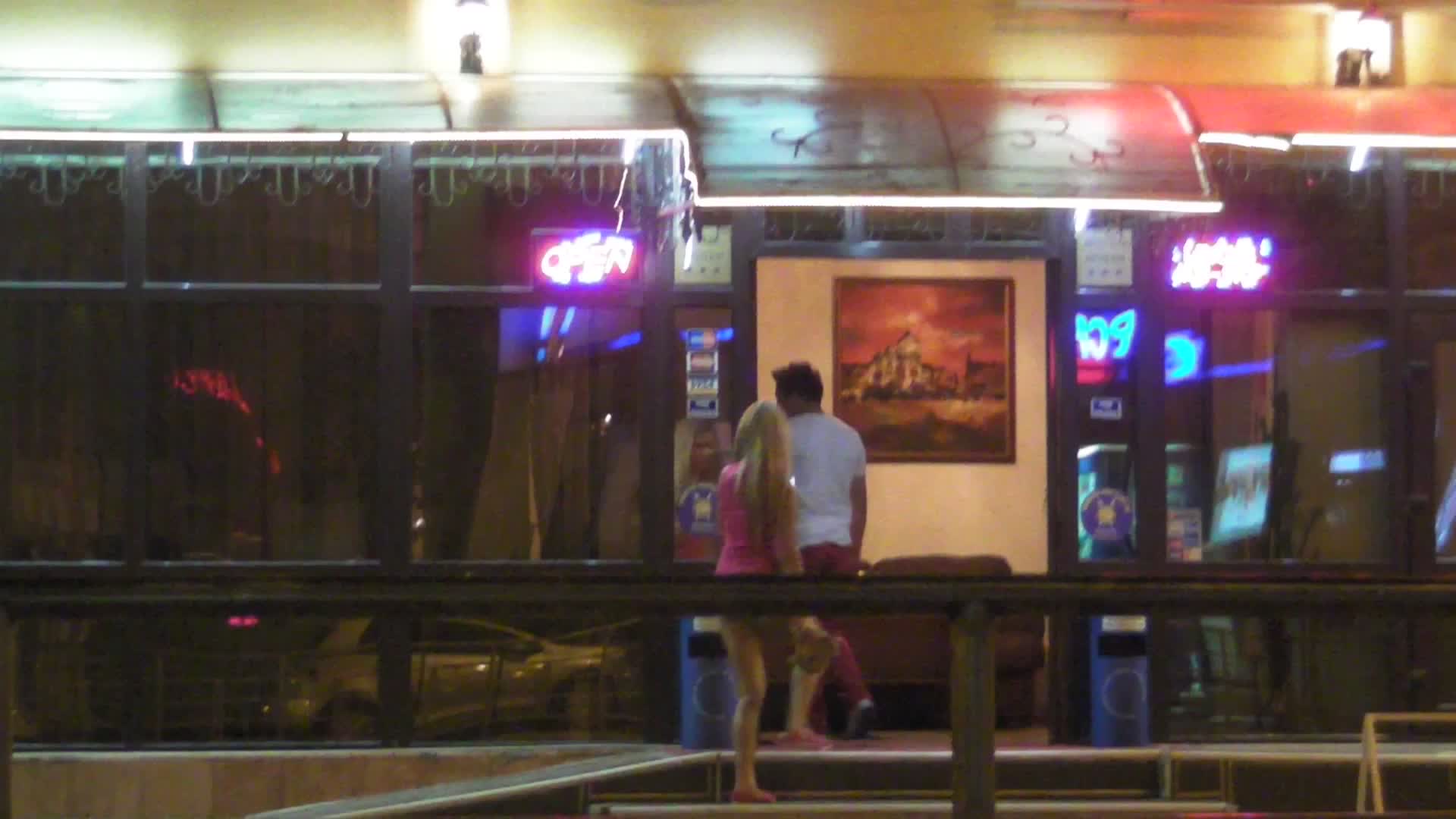 Madalina si Jean de la Craiova intra in hotel