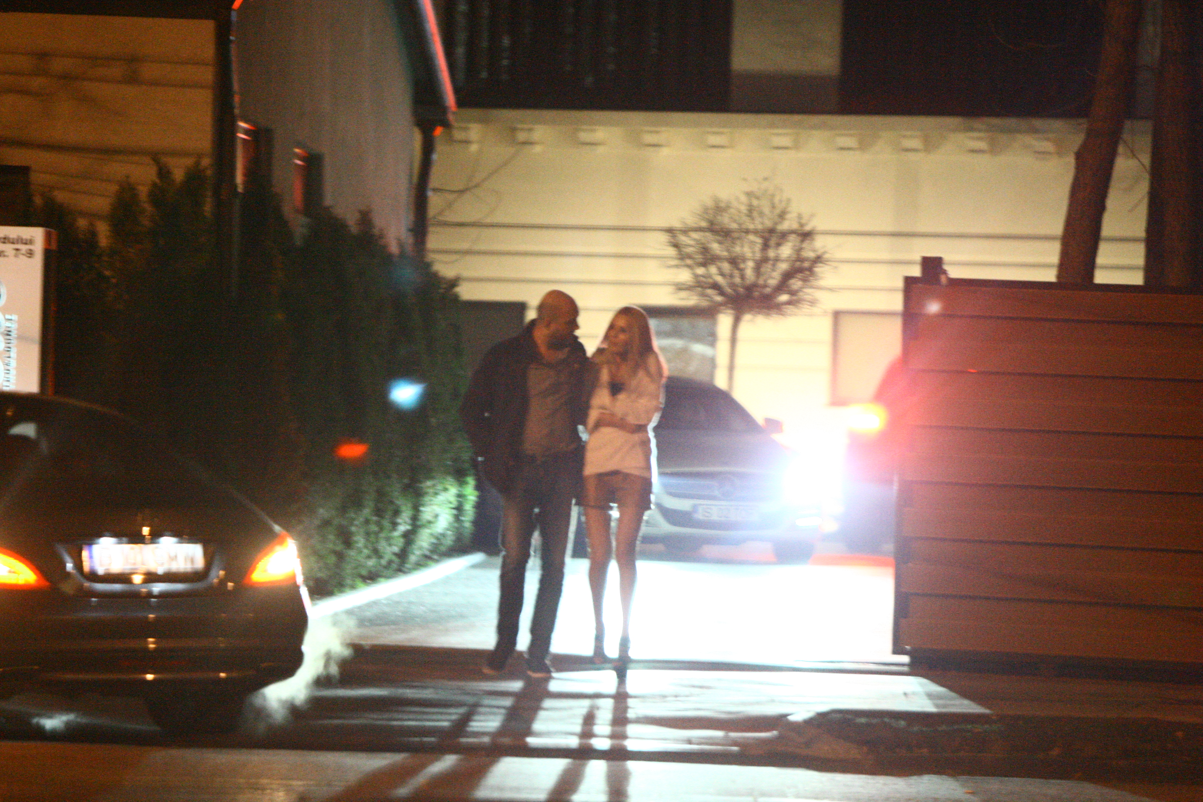 Barbatul o soarbe din priviri pe Denisa